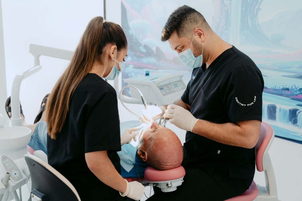 Equipo clínica dental Smile atendiendo a un paciente en el sillón odontológico.